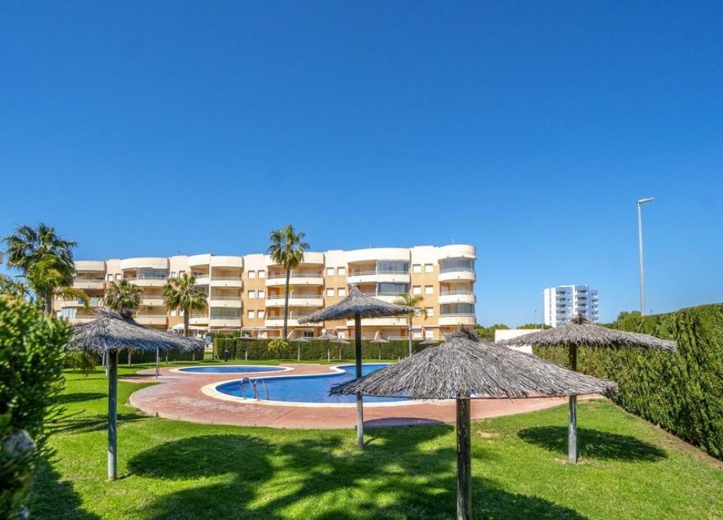 Resale - Apartment - Orihuela Costa - Campoamor