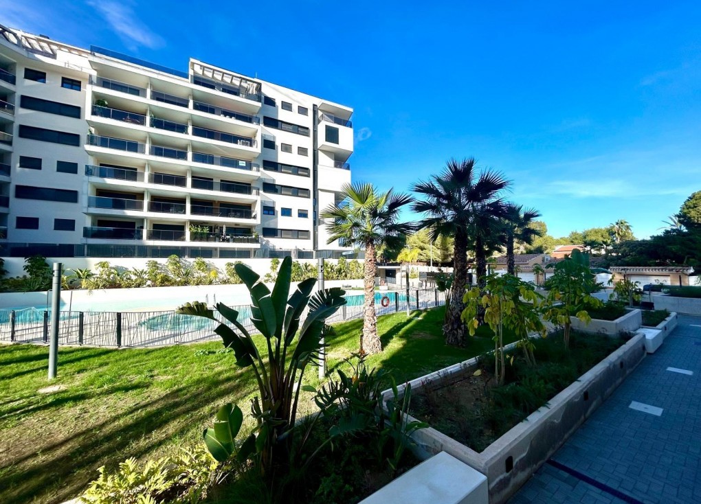 Resale - Apartment - Orihuela Costa - Campoamor