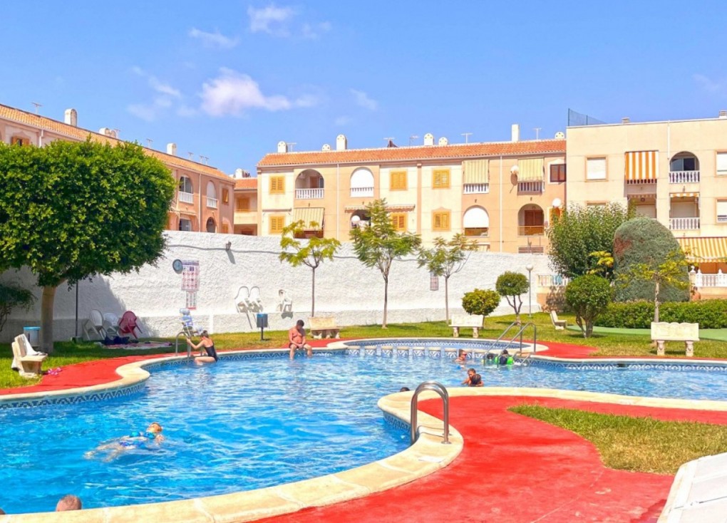 Resale - Apartment - Torrevieja - Acequion