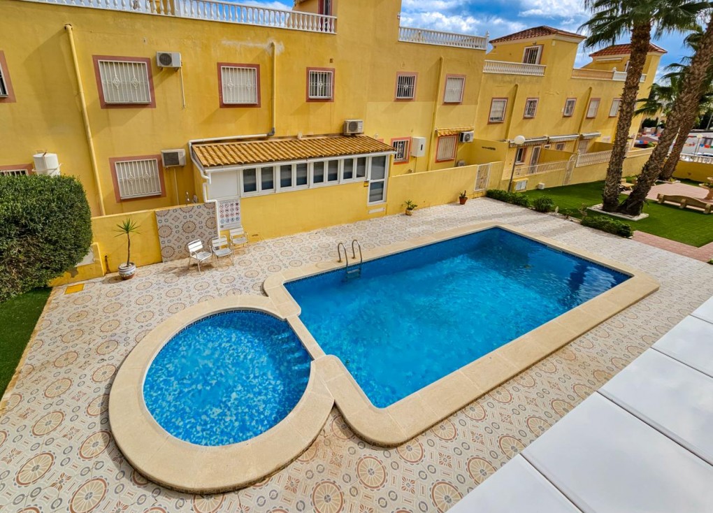 Resale - Bungalow - Orihuela - Calle Aneto, 03189