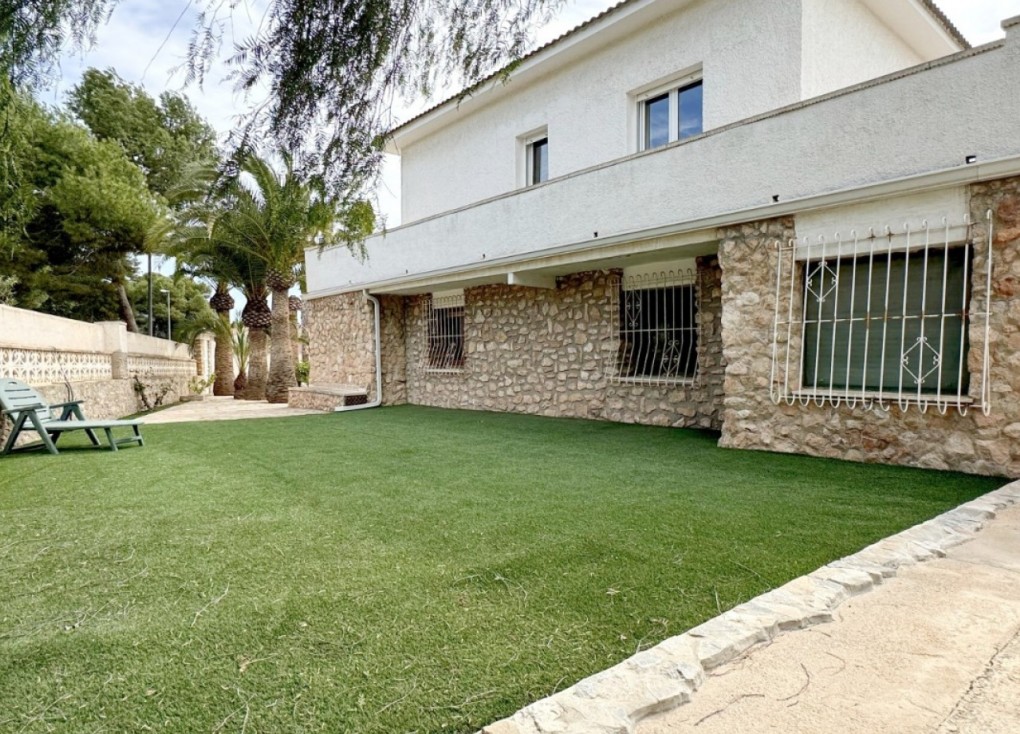 Resale - Chalet - Orihuela Costa - La Zenia