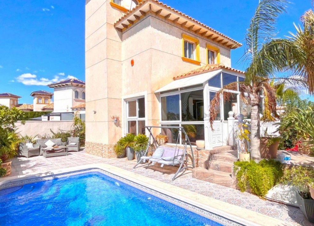 Resale - Chalet - Orihuela Costa - La Zenia