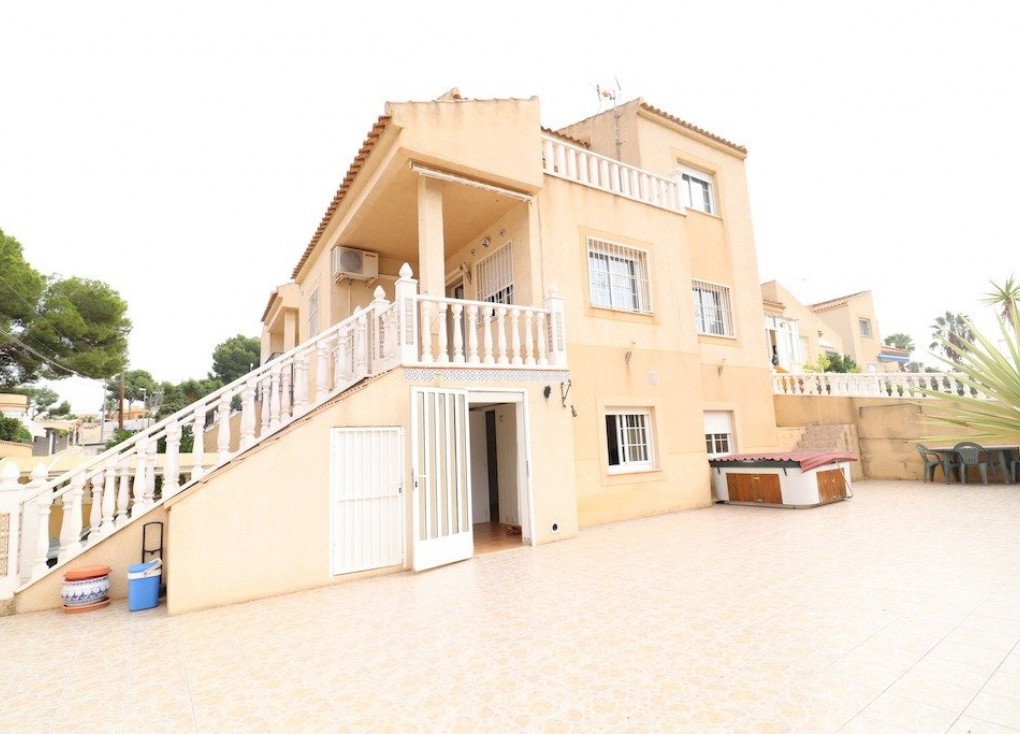 Resale - Chalet - Torrevieja - Los Balcones