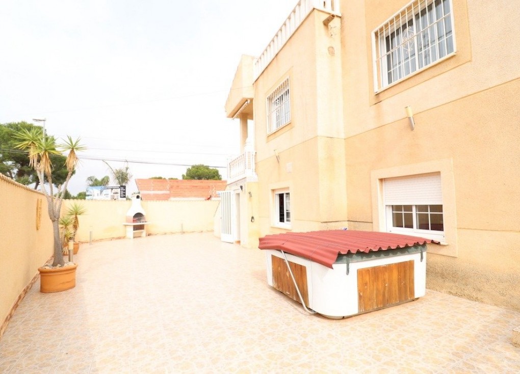 Resale - Chalet - Torrevieja - Los Balcones