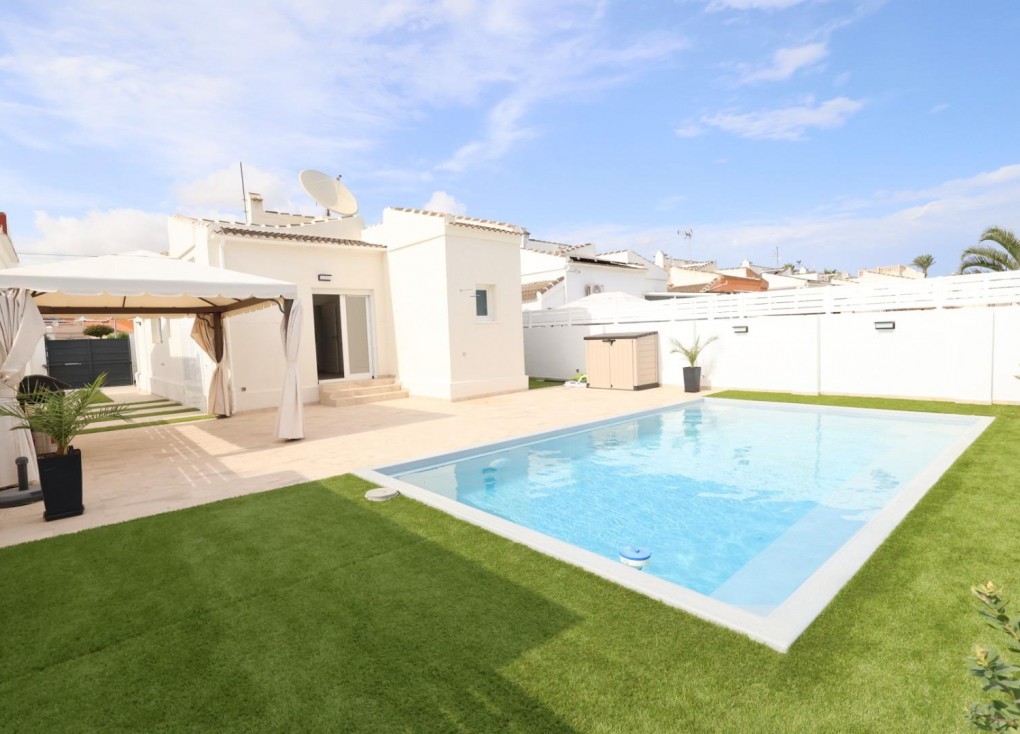 Resale - Chalet - Torrevieja - San Luis