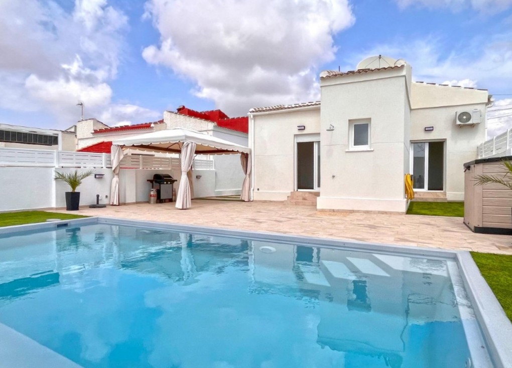 Resale - Chalet - Torrevieja - San Luis