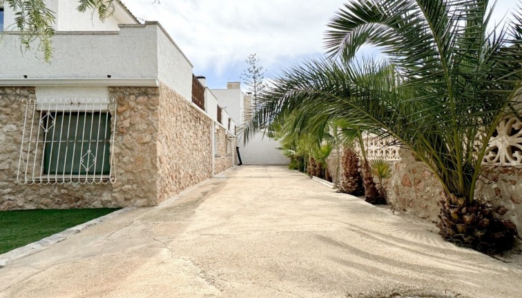 Resale - Chalet - Orihuela Costa - La Zenia