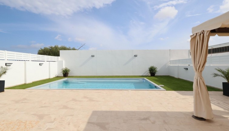 Resale - Chalet - Torrevieja - San Luis