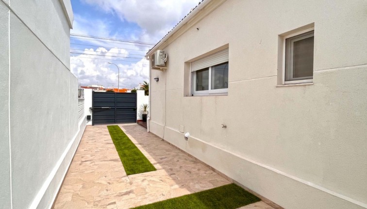 Resale - Chalet - Torrevieja - San Luis