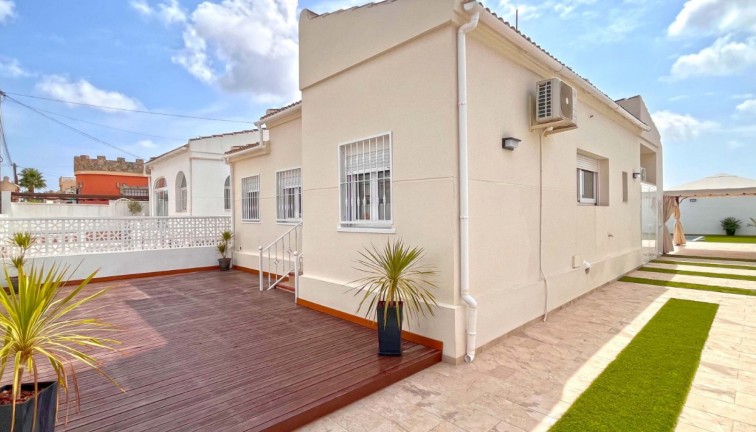 Resale - Chalet - Torrevieja - San Luis