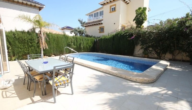 Resale - Chalet - Orihuela Costa - La Zenia