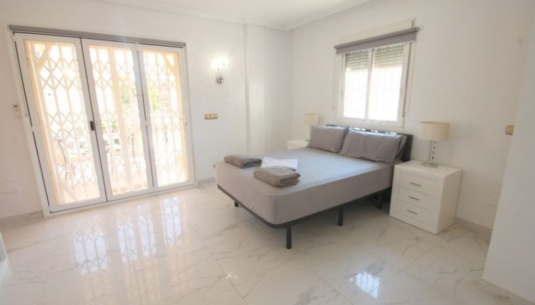 Resale - Chalet - Orihuela Costa - La Zenia