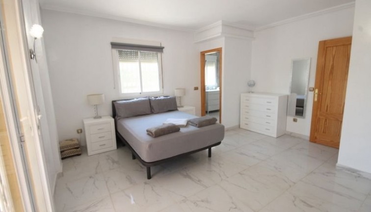 Resale - Chalet - Orihuela Costa - La Zenia