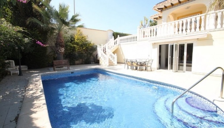 Resale - Chalet - Orihuela Costa - La Zenia