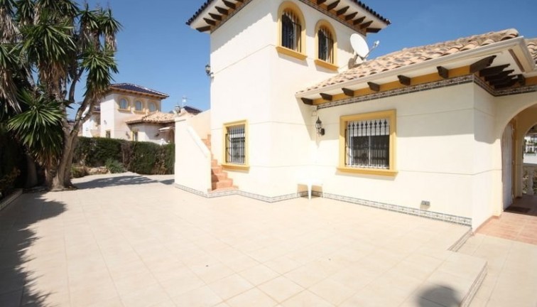 Resale - Chalet - Orihuela Costa - La Zenia