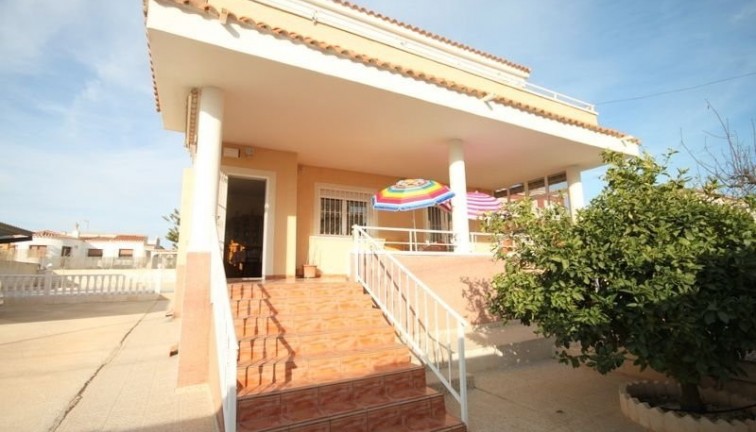 Resale - Chalet - Torrevieja - Aguas Nuevas