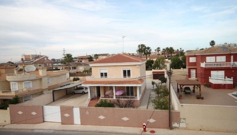 Resale - Chalet - Torrevieja - Aguas Nuevas