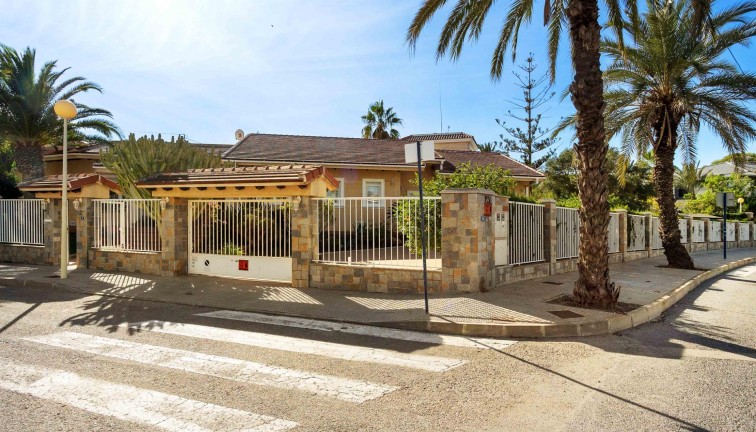 Resale - Chalet - Cabo Roig - MUY CERCA DE LA PLAYA