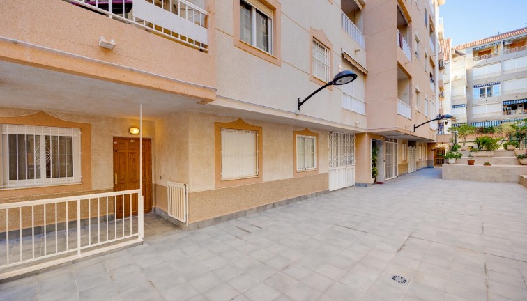 Resale - Apartment - Torrevieja - Acequion